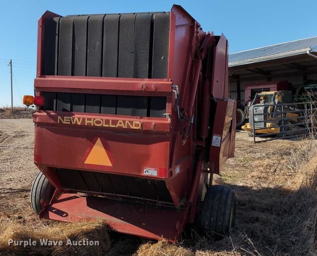 Image of New Holland 664 equipment image 3