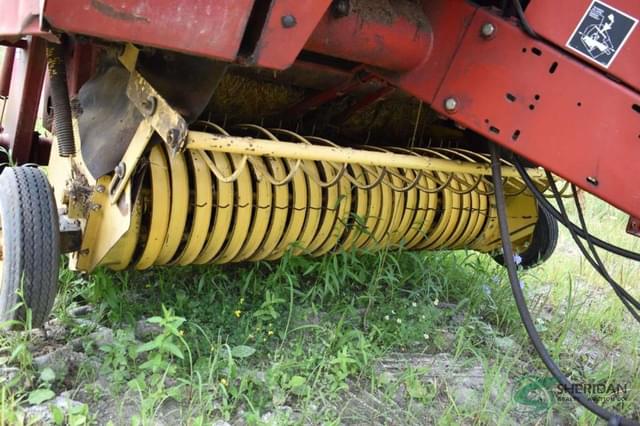 Image of New Holland 664 equipment image 2