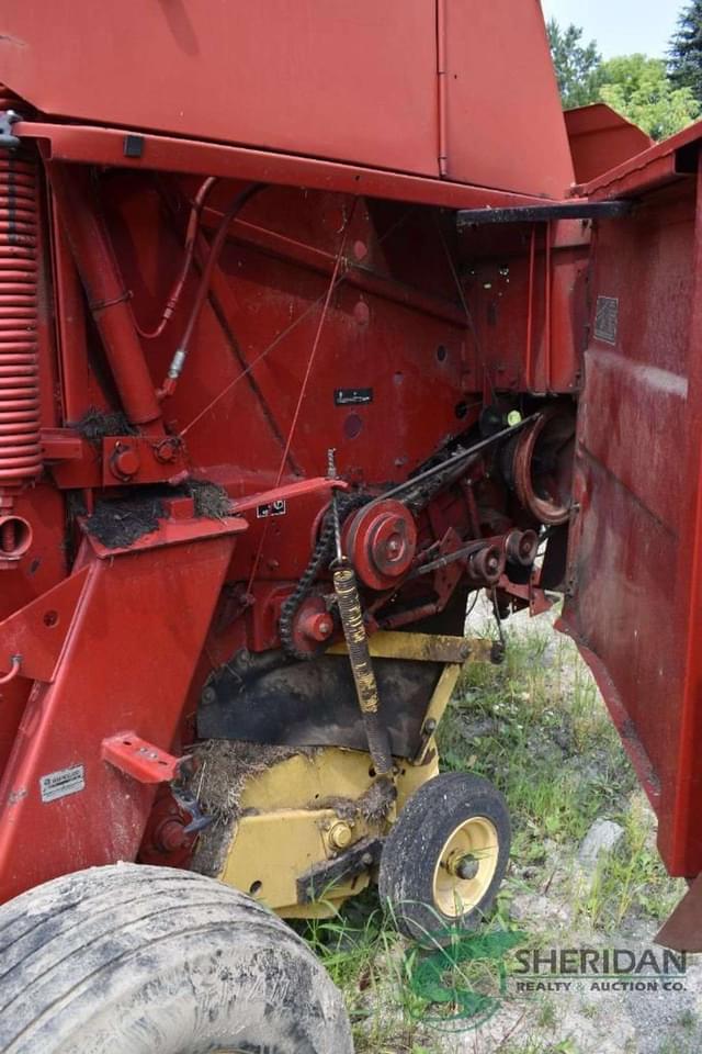 Image of New Holland 664 equipment image 3
