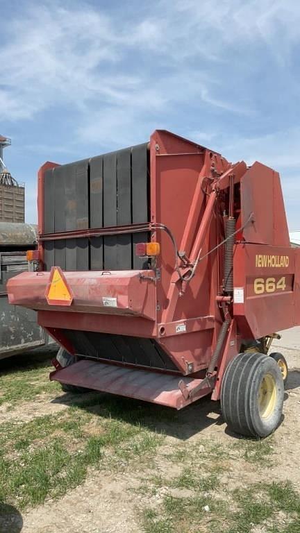 Image of New Holland 664 equipment image 3