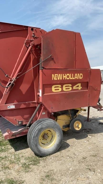 Image of New Holland 664 equipment image 4