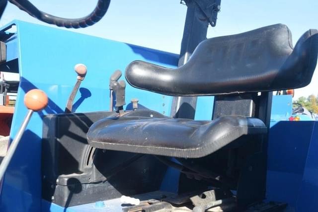 Image of New Holland 6640 equipment image 4