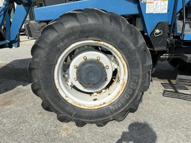 Image of New Holland 6640 equipment image 4
