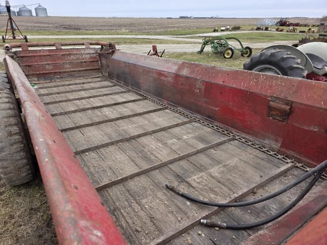 Image of New Holland 675 equipment image 2