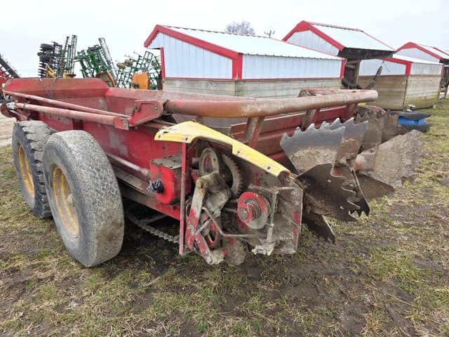 Image of New Holland 675 equipment image 4