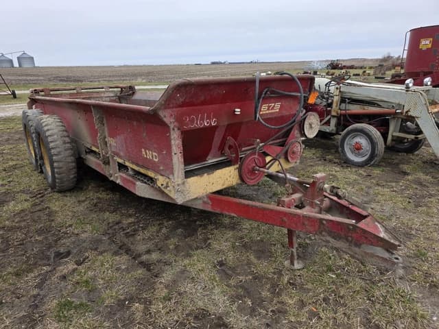 Image of New Holland 675 equipment image 1