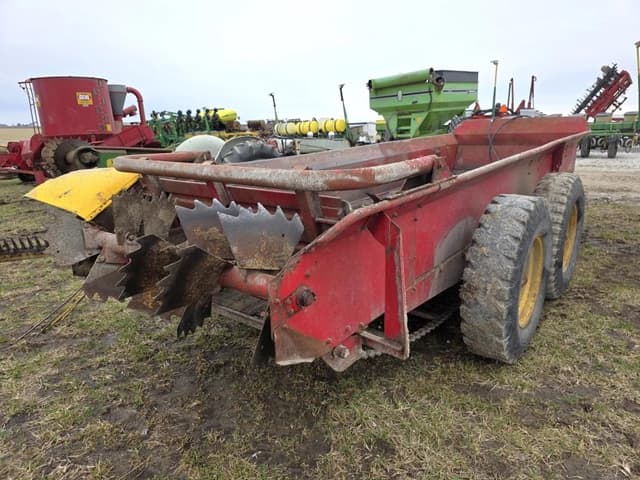 Image of New Holland 675 equipment image 3