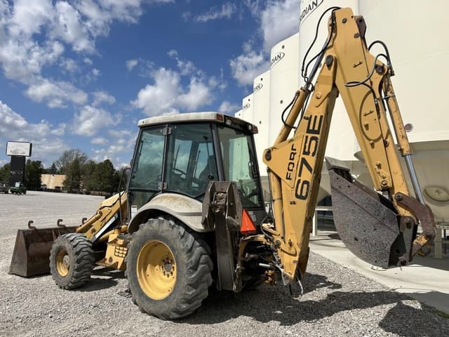 Image of New Holland 675E equipment image 4