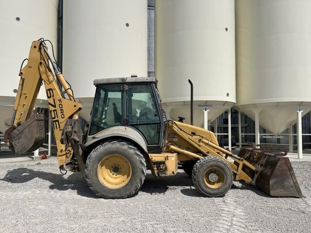 Image of New Holland 675E equipment image 3