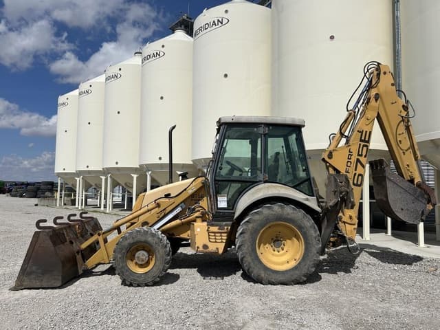 Image of New Holland 675E equipment image 2