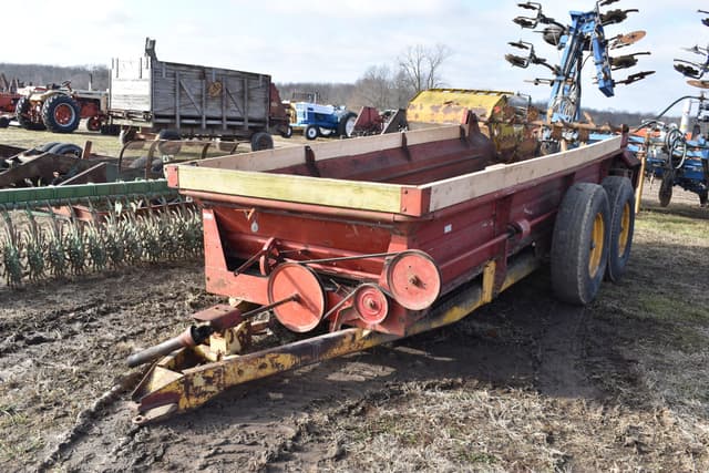 Image of New Holland 676 equipment image 2