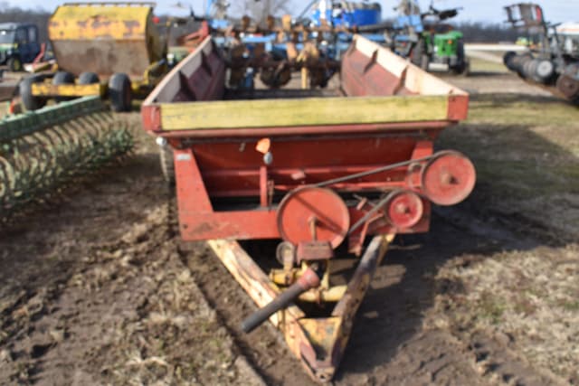 Image of New Holland 676 equipment image 1