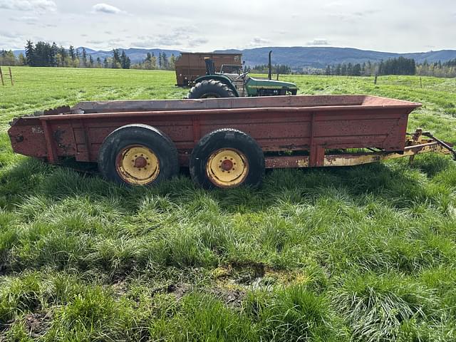 Image of New Holland 676 equipment image 4