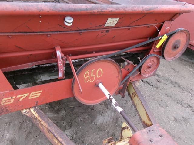 Image of New Holland 676 equipment image 3
