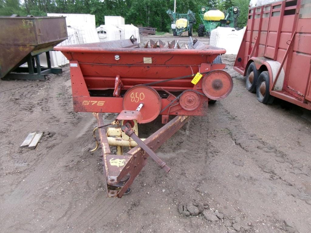 New Holland 676 Equipment Image0