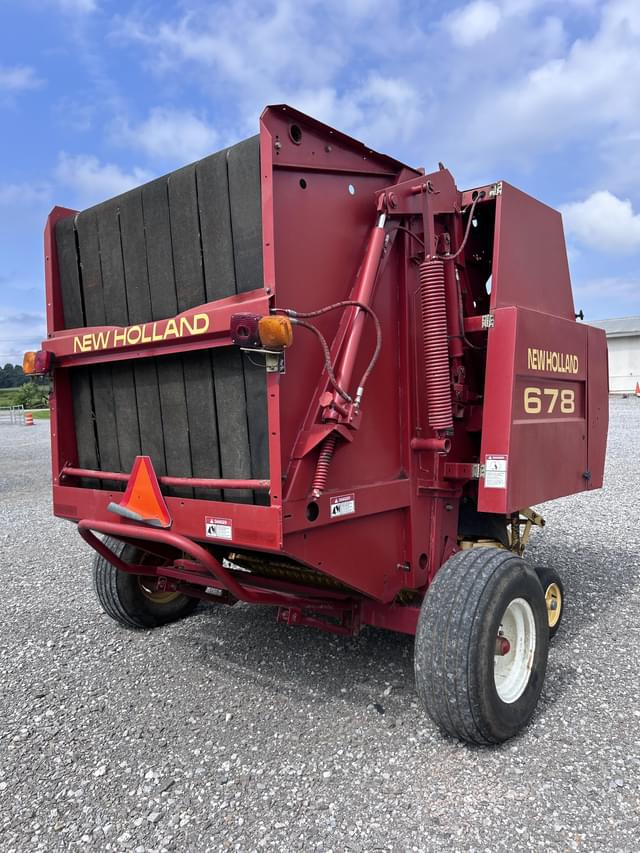 Image of New Holland 678 equipment image 4