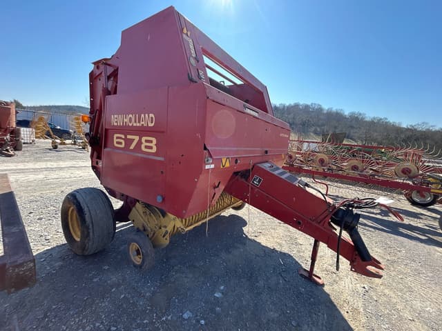 Image of New Holland 678 equipment image 4