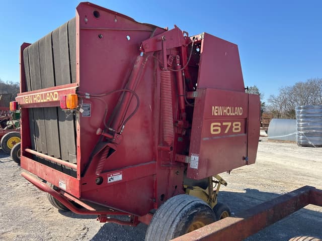 Image of New Holland 678 equipment image 3