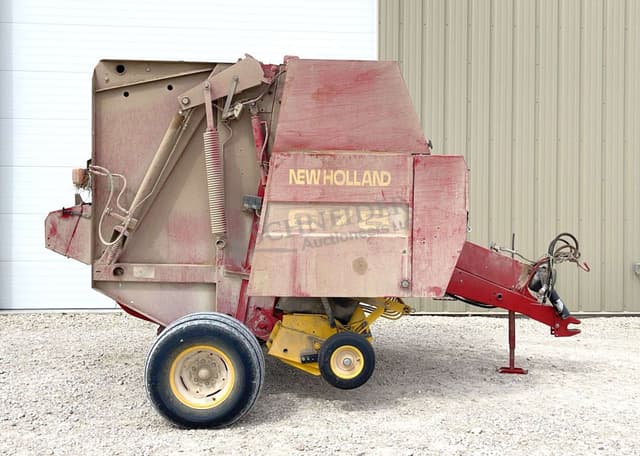 Image of New Holland 678 equipment image 2