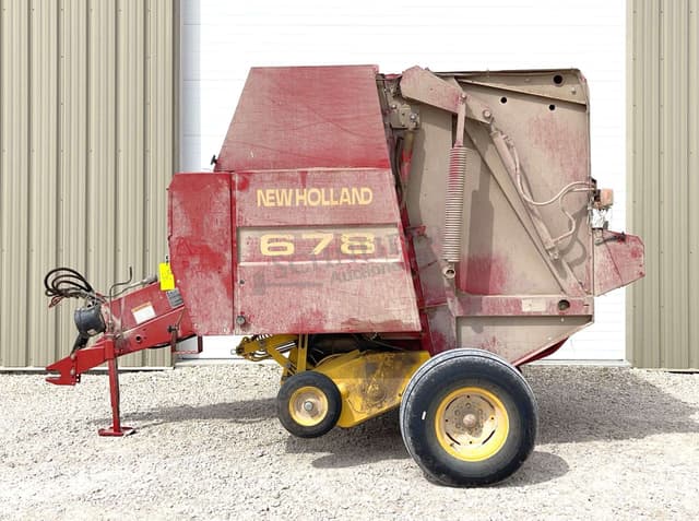Image of New Holland 678 equipment image 3