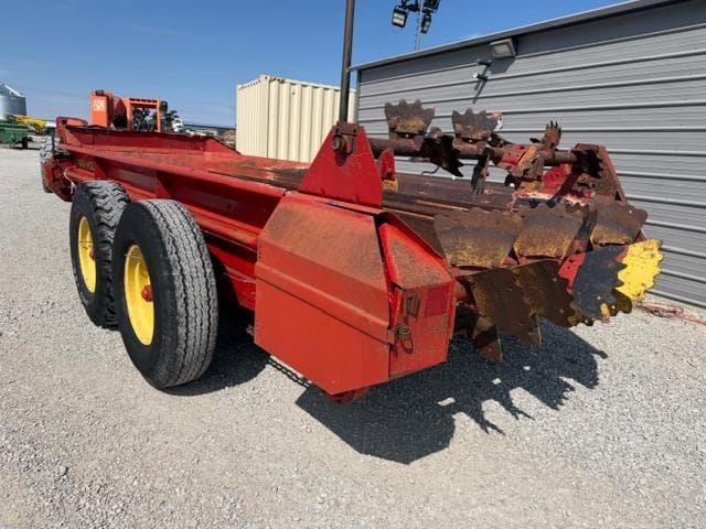 Image of New Holland 679 equipment image 4