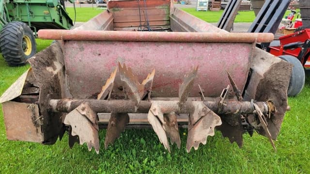 Image of New Holland 679 equipment image 4