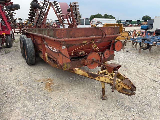 Image of New Holland 679 equipment image 1