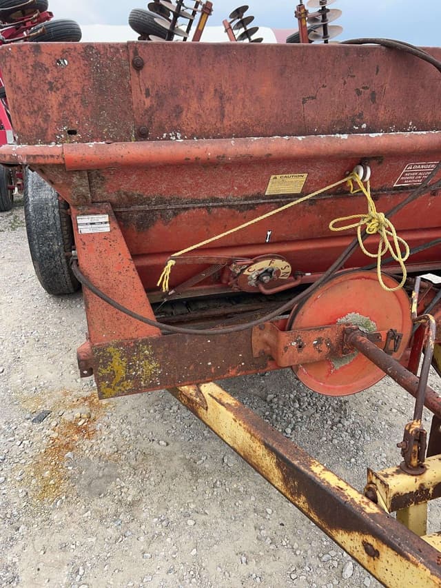 Image of New Holland 679 equipment image 2