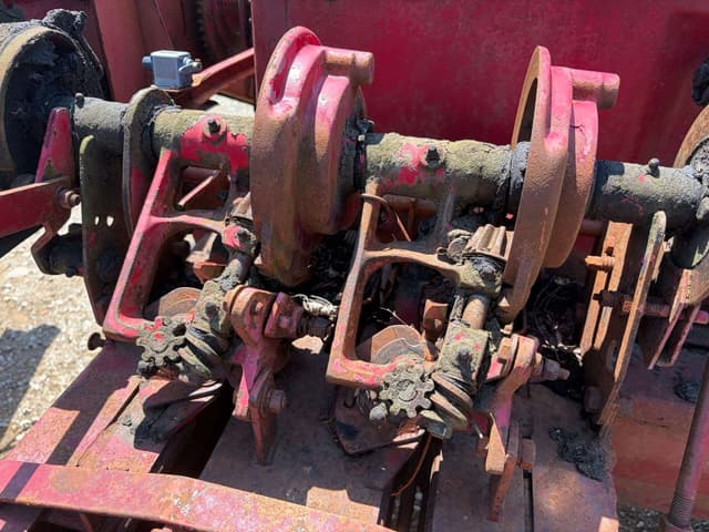 Image of New Holland 68 equipment image 4