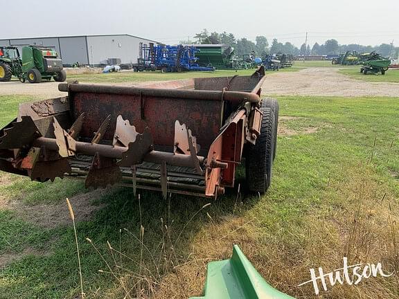Image of New Holland 680 equipment image 4