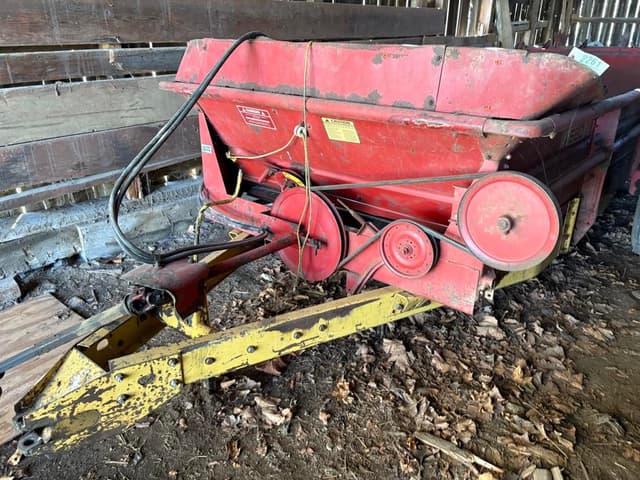 Image of New Holland 680 equipment image 1