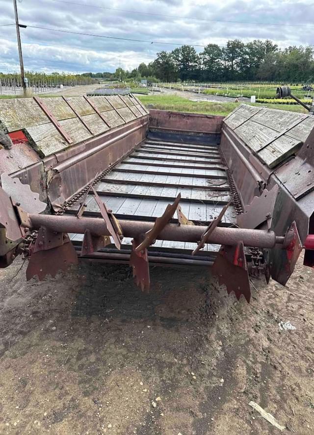 Image of New Holland 680 equipment image 4