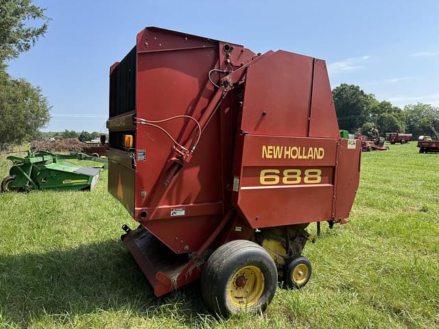 Image of New Holland 688 equipment image 3