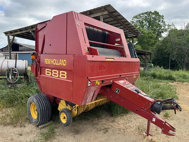 Image of New Holland 688 equipment image 4