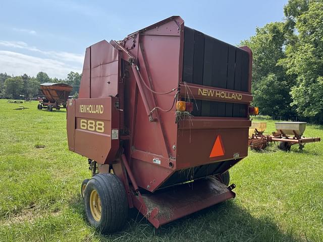Image of New Holland 688 equipment image 2