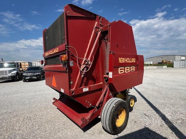 Image of New Holland 688 equipment image 3