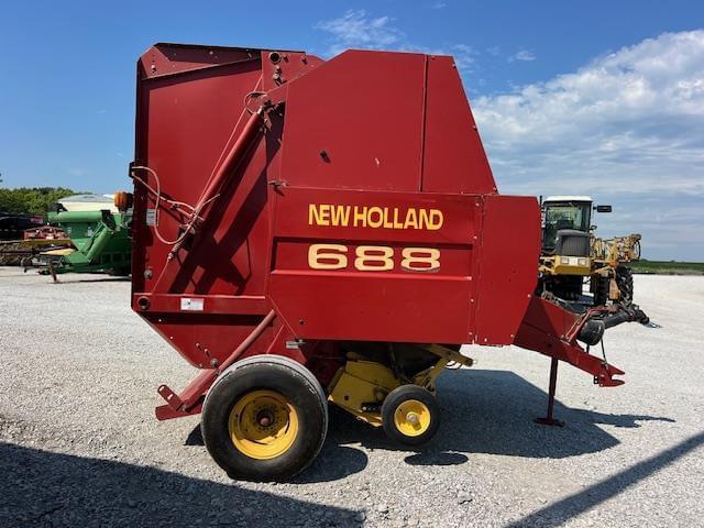 Image of New Holland 688 equipment image 2