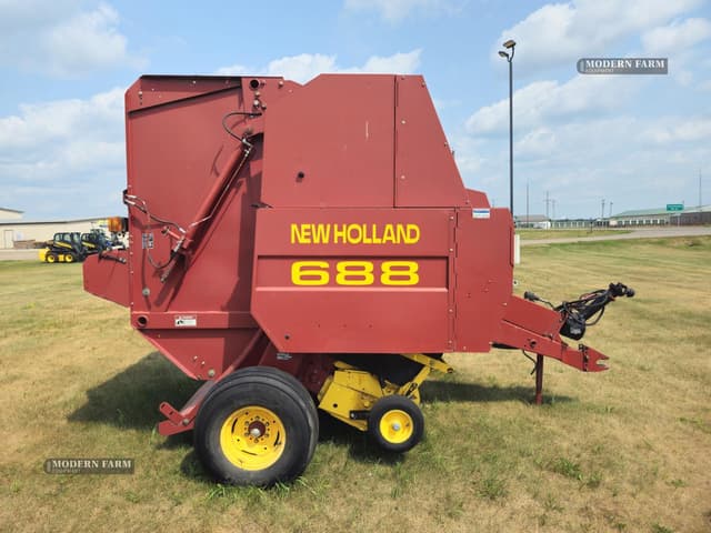 Image of New Holland 688 equipment image 3