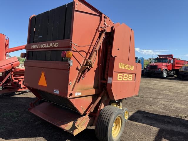 Image of New Holland 688 equipment image 4