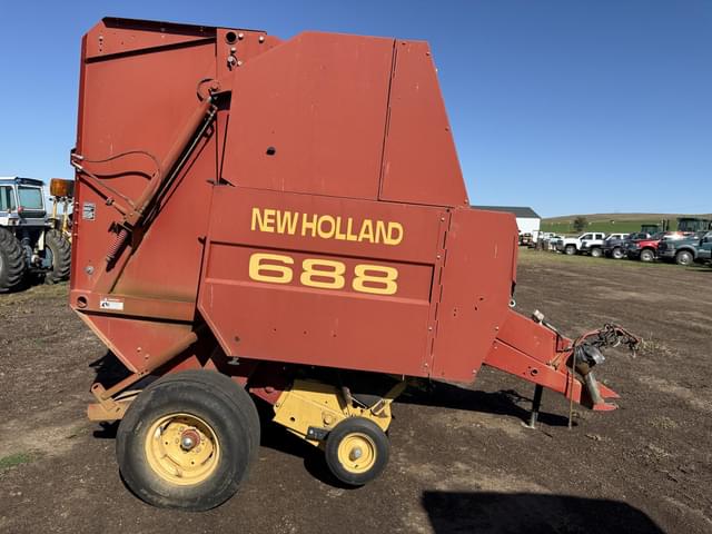 Image of New Holland 688 equipment image 3