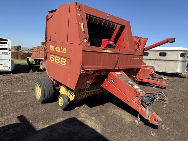 Image of New Holland 688 equipment image 2