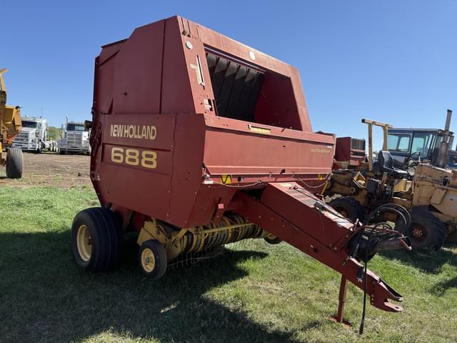 Image of New Holland 688 equipment image 2