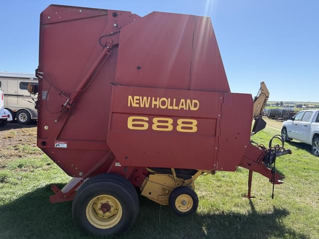Image of New Holland 688 equipment image 3