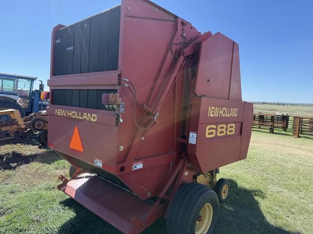 Image of New Holland 688 equipment image 4