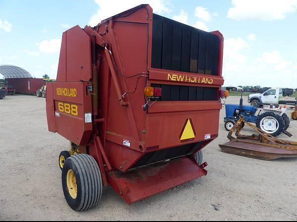 Image of New Holland 688 equipment image 4
