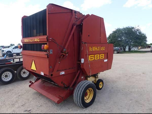 Image of New Holland 688 equipment image 2