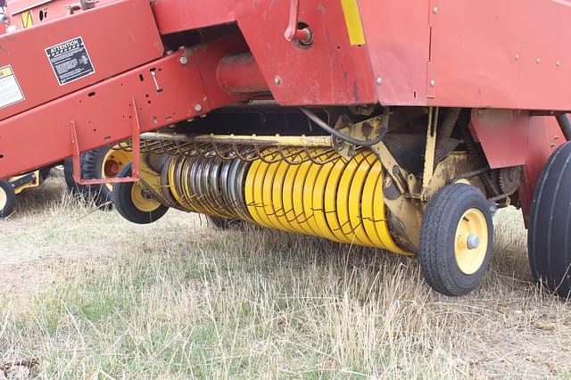 Image of New Holland 688 equipment image 2