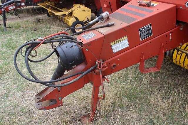 Image of New Holland 688 equipment image 3