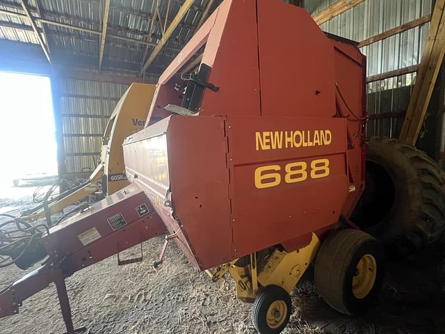 Image of New Holland 688 equipment image 2