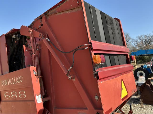 Image of New Holland 688 equipment image 2